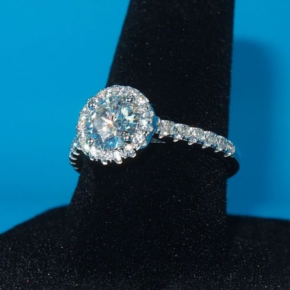 Stunning GRA Certified Halo 1.00Ctw Moissanite Diamond Ring 18k White Gold